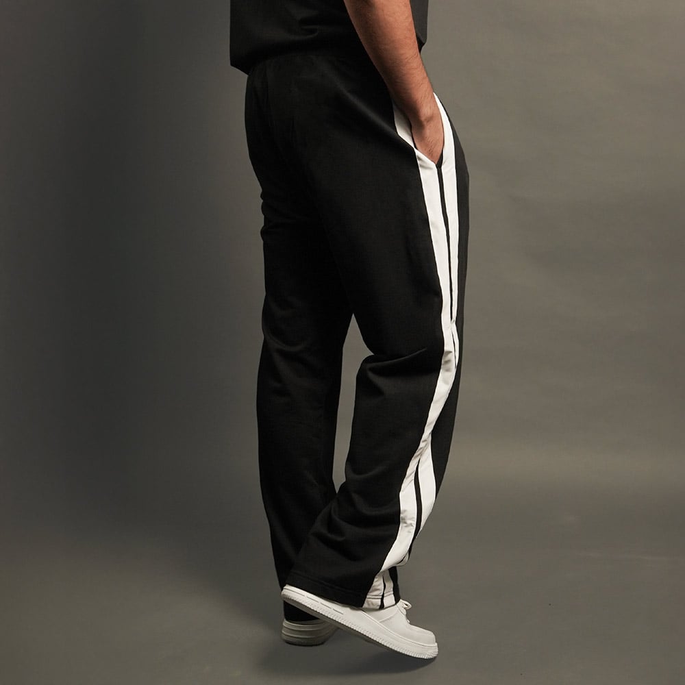 https://img4.hkrtcdn.com/40807/prd_4080693-MuscleBlaze-Straight-Fit-Panel-Trackpants-Black-Small_o.jpg